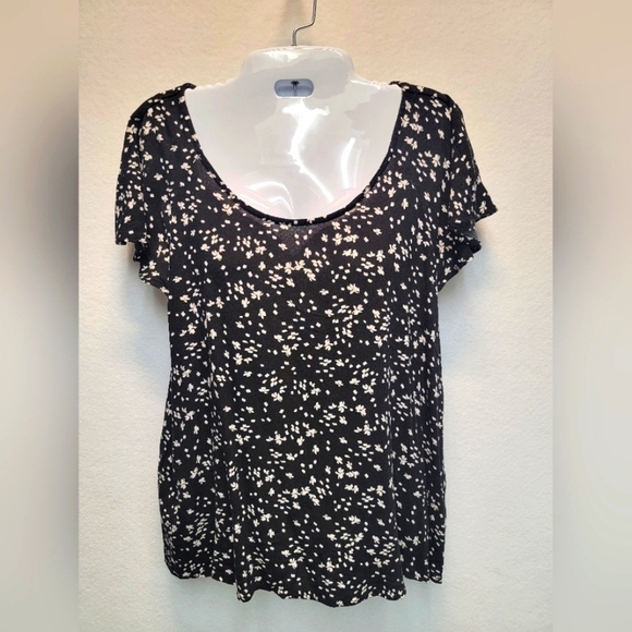 SALE MAURICES Large cap sleeve top, back crisscross accent, black & white - Picture 1 of 9